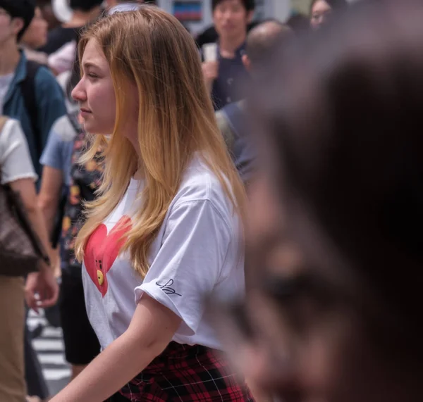 Tokyo Japan Augusti 2018 Kvinnlig Turist Korsar Gatan Shibuya — Stockfoto