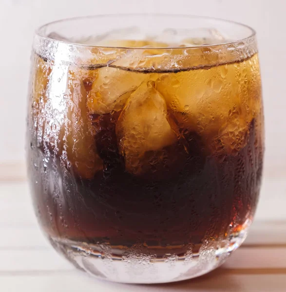 Bevande Cola Bicchiere Con Ghiaccio Sul Tavolo Legno — Foto Stock