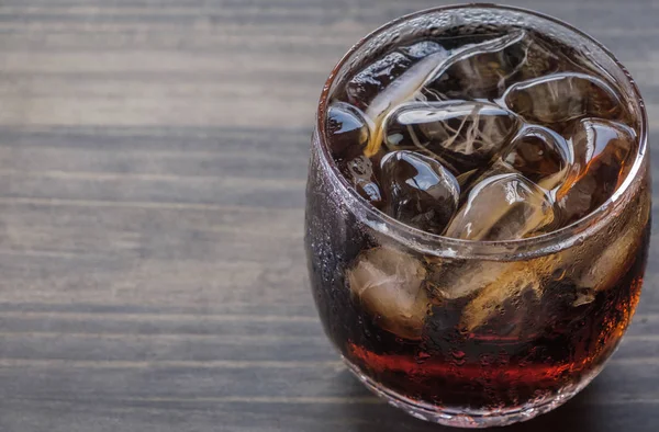 Cola Bebe Copo Com Gelo Tampo Mesa Madeira — Fotografia de Stock