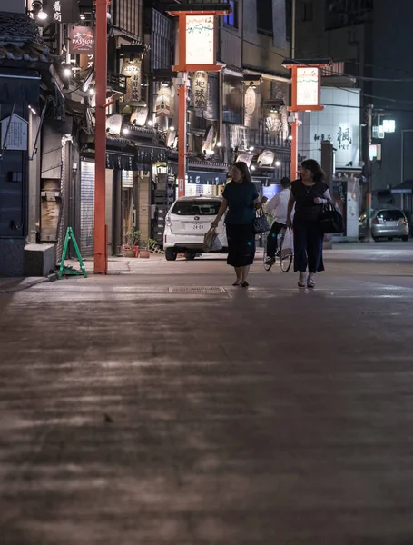 2018 東京都 地元の人や外国人観光客の浅草を探索が夜裏通り — ストック写真