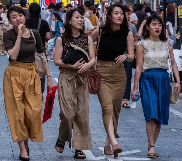 Tokyo, Japonya - 30 Haziran 2018. Kabukicho, Shinjuku sokakta yürürken insan kalabalığı.