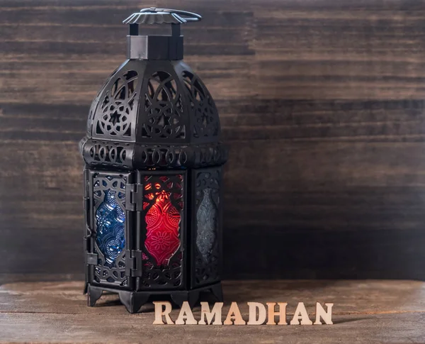Ramadhan Text Felinar Fundal Din Lemn — Fotografie, imagine de stoc