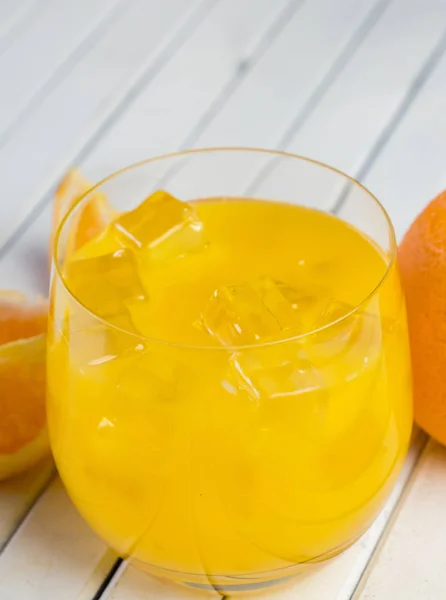 차가운 신선한 오렌지 주스와 테이블에 — 스톡 사진