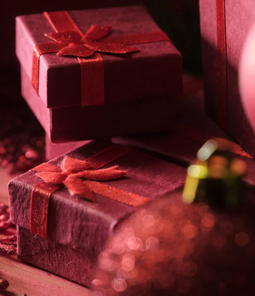 Fond Noël Avec Décorations Boîtes Cadeaux Sur Carton Rouge Bois — Photo