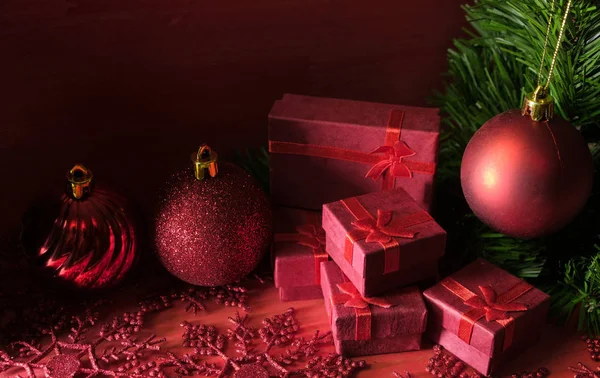 Weihnachten Hintergrund Mit Dekorationen Und Geschenkboxen Auf Rotem Holzbrett — Stockfoto