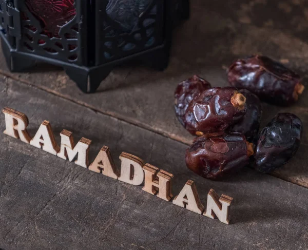 Daktyle Owocowe Ramadhan Tekst Latarnia Drewnianym Tle — Zdjęcie stockowe