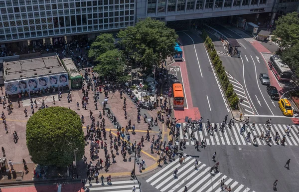 İnsanlar Japonya'da yol geçiş