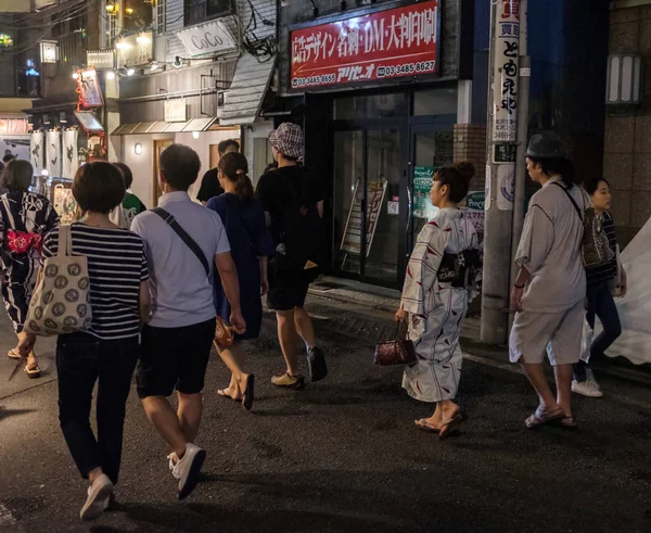 2018 東京都 夜の下北沢の通りの裏通りを歩いて人々 — ストック写真