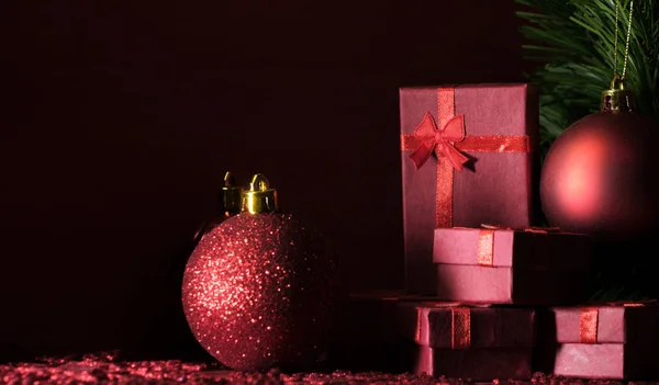 Рождественский Фон Украшениями Подарочные Коробки Деревянной Красной Доске — стоковое фото