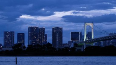 TOKYO, JAPONYAN - 15 AĞUSTOS 2018: alacakaranlıkta Tokyo Gökkuşağı Köprüsü 'nü aydınlattı. Çekim ayarlanıyor.