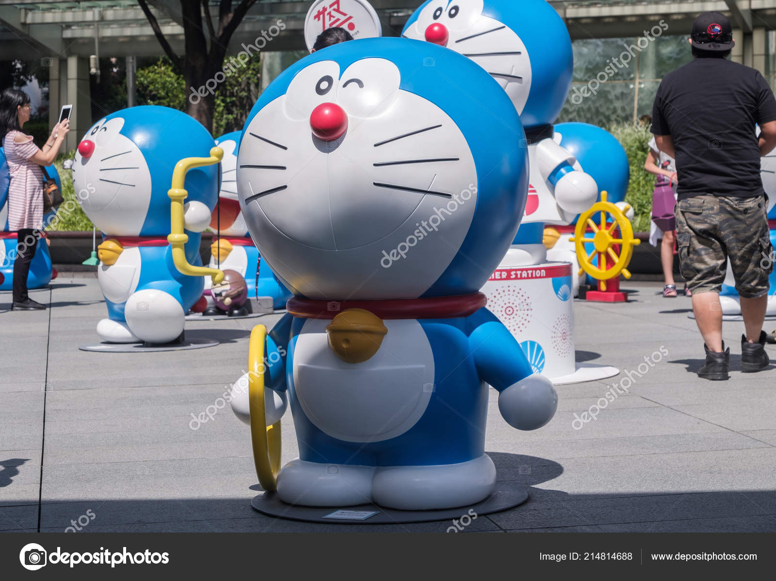 Tokyo Japan August th 18 People Crowding Doraemon Statues Roppongi Stock Editorial Photo C Akulamatiau Tokyo Japan August th 18 People Crowding Doraemon Statues Roppongi Stock Editorial Photo C Akulamatiau
