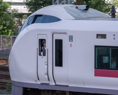 Tokyo, Japonya - 17 Ağustos 2018. Narita Express yüksek hızlı tren Tokyo Tren İstasyonu.