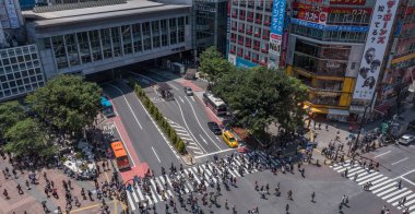 İnsanlar Japonya'da yol geçiş