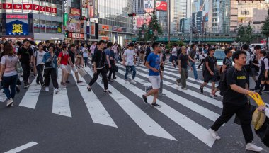 Tokyo, Japonya - 30 Haziran 2018. Turistler ve yerliler için Kabukicho, Shinjuku karşıya.