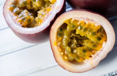 Ahşap arka planda tutku meyvesi