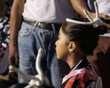 Tokyo, Japonya - 19 Ağustos 2018. Geleneksel giyim Shimokitazawa Awa Odori Festivali sırasında sokakta gerçekleştirme giyen kadın çocuk dansçılar.