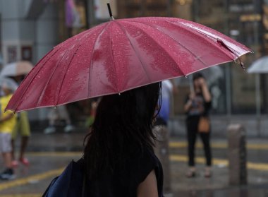 Tokyo, Japonya - 29 Temmuz 2018. Shibuya içinde yağmurlu tayfun sezonunda şemsiye ile Japon kız.