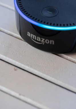 Tokyo, Japonya - 28 Haziran 2018. Amazon'un yankı nokta, Alexa sanal asistan ahşap tahta üzerinde.