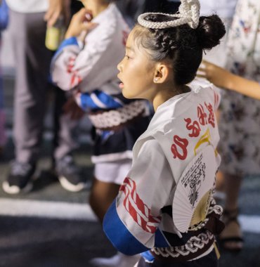 Tokyo, Japonya - 19 Ağustos 2018: Shimokitazawa 'daki Awa Odori festivali sırasında geleneksel kıyafetler giyen dansçılar sokakta gösteri yapıyorlar.