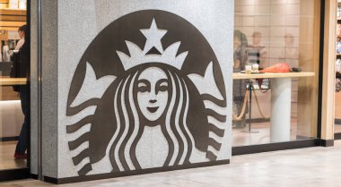 Tokyo, Japonya - 23 Haziran 2018. Müşteriler Starbucks kahve evi çıkış Shibuya içinde