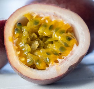 Ahşap arka planda tutku meyvesi