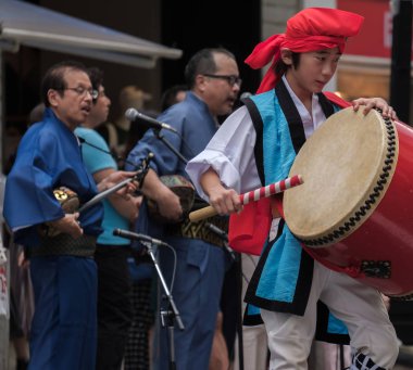 Tokyo, Japonya - 29 Temmuz 2018. EISA Shinjuku Festivali'nde yordamları gerçekleştirirken taiko davul yenerek katılımcılar.