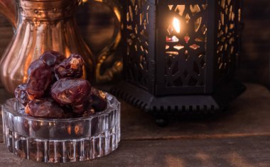 Ahşap masa üstüne tarihleri meyve