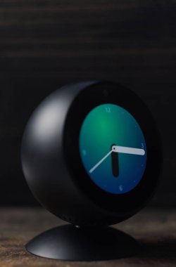 Tokyo, Japonya - 31 Temmuz 2018. Amazon yankı ahşap masa üst arka plan üzerinde spot.