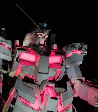 Tokyo, Japonya - 15 Ağustos 2018. Işıklı hayat ölçekli Rx-0 tek boynuzlu at Gundam modeli heykelinin Odaiba.