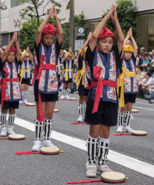 Tokyo, Japonya - 29 Temmuz 2018. Onun rutinleri Shinjuku EISA Festivali'nde sahne renkli geleneksel üniformalı Japon okul çocuğu. Seçici odak.