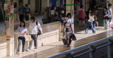 Tokyo, Japonya - 17 Ağustos 2018. Commuters Tokyo Tren İstasyonu platformu.