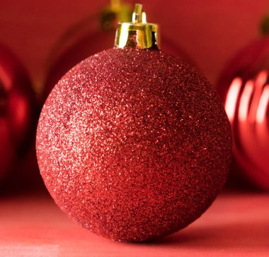 Kırmızı ahşap zemin üzerinde Noel topları 