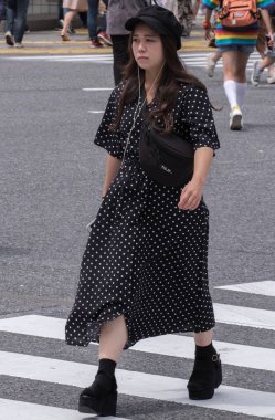 Tokyo, Japonya - 19 Ağustos 2018. Japon kız onun smartphone geçiş Street'in Shibuya içinde musci dinlerken.