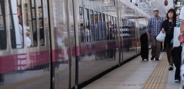 Tokyo, Japonya - 17 Ağustos 2018. Commuters Tokyo Tren İstasyonu platformu.