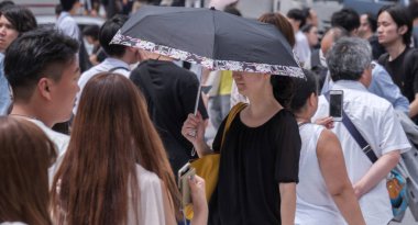 Tokyo, Japonya - 15 Eylül 2018: sokaktaki insanlar. Günlük hayat..