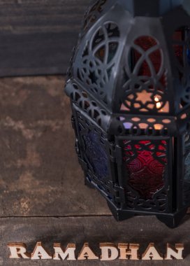 Ahşap arka planda Ramadhan metin ve fener