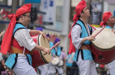 Tokyo, Japonya - 29 Temmuz 2018. EISA Shinjuku Festivali'nde yordamları gerçekleştirirken taiko davul yenerek katılımcılar.