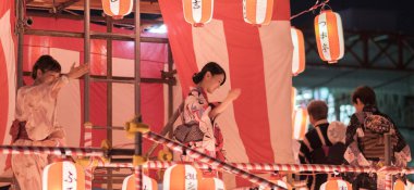 Tokyo, Japonya - 12 Ağustos 2018. Geleneksel yukata Shimokitazawa mahallede Bon Odori kutlama geceleri sahnede dans dansçılar.