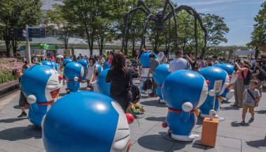 Tokyo, Japonya - 20 Ağustos 2018. Kalabalık Doraemon heykeller Roppongi Hills insanlar.