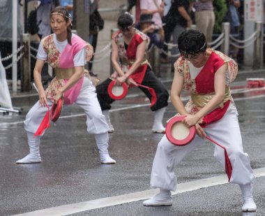 Tokyo, Japonya - 29 Temmuz 2018. Katılımcılar ile Taiko Davul yağmurlu gün boyunca dans rutinleri EISA Shinjuku Festivali'nde gerçekleştirirken performans.