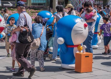 Tokyo, Japonya - 20 Ağustos 2018. Doraemon heykeller Roppongi Hills için yapılan kalabalık çocuk.