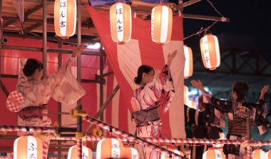 Tokyo, Japonya - 12 Ağustos 2018. Geleneksel yukata Shimokitazawa mahallede Bon Odori kutlama geceleri sahnede dans dansçılar.