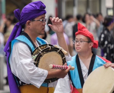 Tokyo, Japonya - 29 Temmuz 2018. EISA Shinjuku Festivali'nde yordamları gerçekleştirirken taiko davul yenerek katılımcılar.