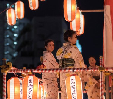 Tokyo, Japonya - 12 Ağustos 2018. Geleneksel yukata Shimokitazawa mahallede Bon Odori kutlama geceleri sahnede dans dansçılar.