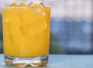 Buz küpleri ile Portakal suyu içecek 