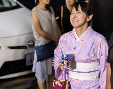 Tokyo, Japonya - 19 Ağustos 2018. Seyirci geleneksel yukata Shimokitazawa mahallede Awa Odori Festival süresince giyiyor..