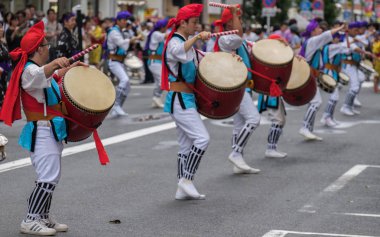 Tokyo, Japonya - 29 Temmuz 2018. EISA Shinjuku Festivali'nde yordamları gerçekleştirirken taiko davul yenerek katılımcılar.