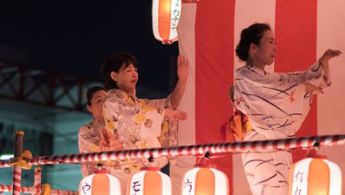 Tokyo, Japonya - 12 Ağustos 2018. Geleneksel yukata Shimokitazawa mahallede Bon Odori kutlama geceleri sahnede dans dansçılar.