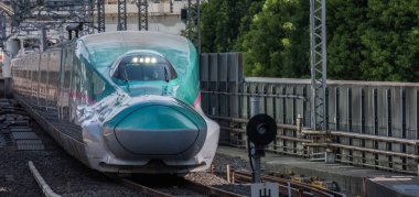 Tokyo, Japonya - 17 Ağustos 2018. Yüksek hızlı tren Tokyo Tren İstasyonu platformu gelen.