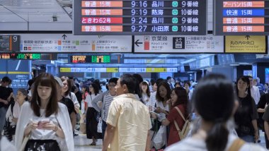 Tokyo, Japonya - 17 Ağustos 2018. Commuters Tokyo Tren istasyonunda. Seçici odak.